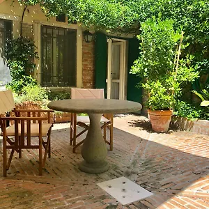 https://peggy-suite.hotelinveneto.com